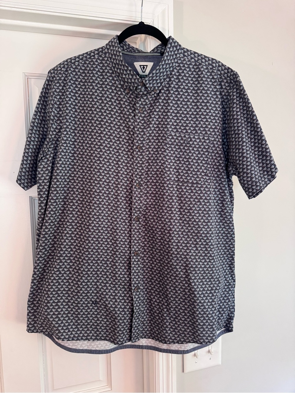 VISSLA Gray Short-Sleeve Button-Down Shirt with Subtle Pattern